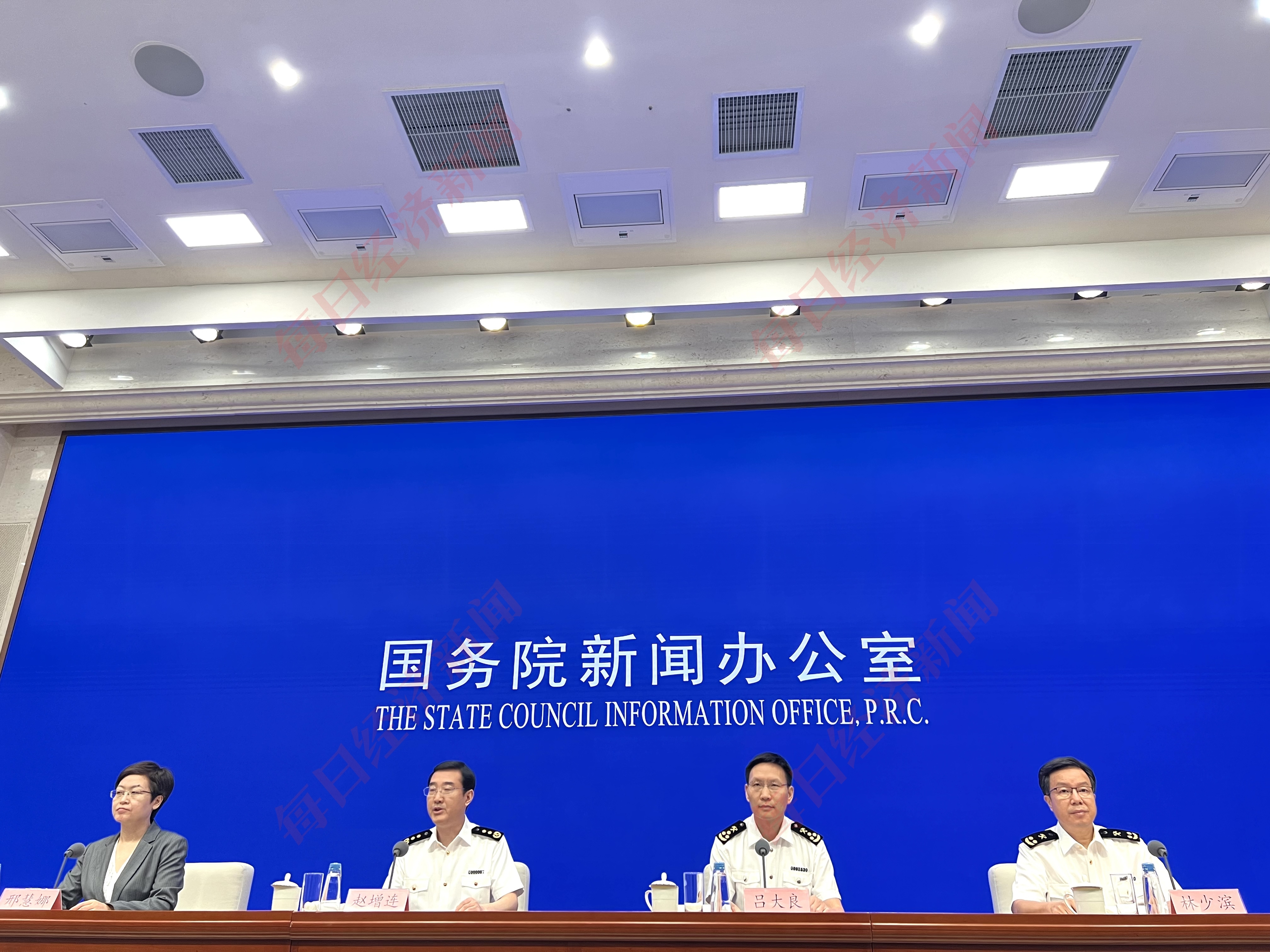 上半年全国海关监管进出口货物273亿吨征收税款105万亿元检出不合格食品商品3万余批