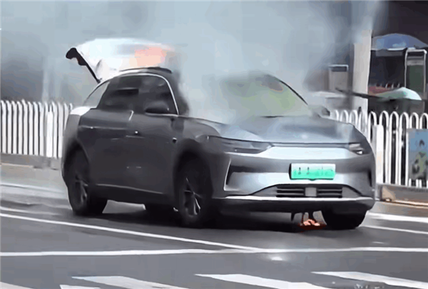一零跑C11充电时起火爆燃旁边的车跟着躺枪(图2)