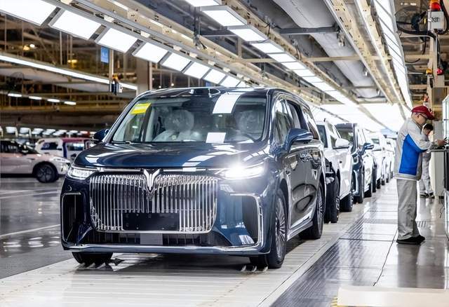 央视再度聚焦岚图汽车以科技创新铸就民族汽车工业基石(图3)