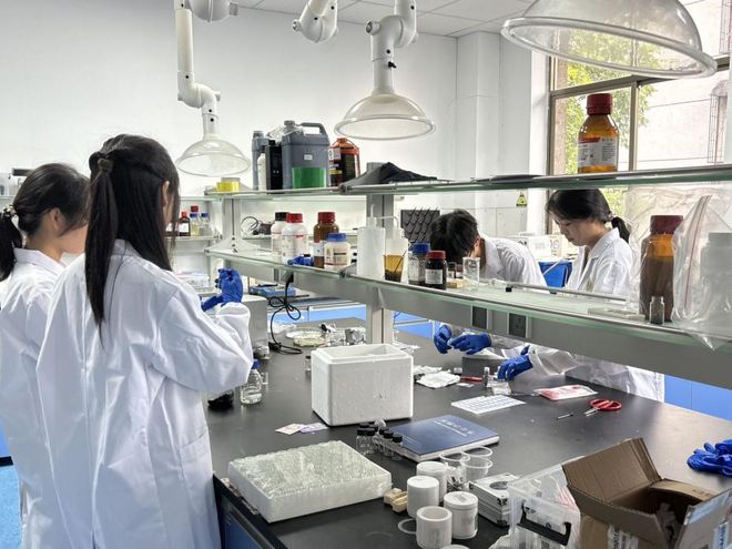 湖南工商大学与国防科技大学跨校联合组建的“锋池电掣”团队在高安全、长续航的新型固态锂电池领域取得突破(图2)