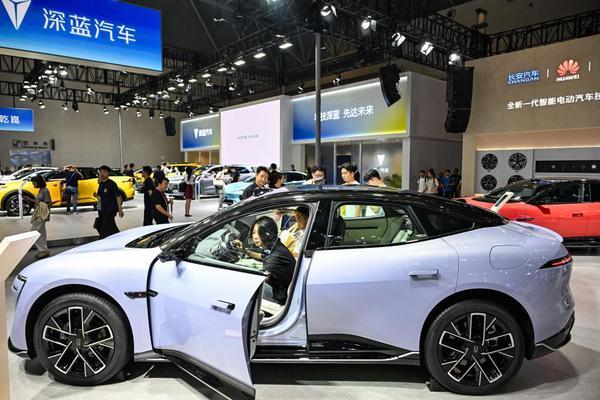 更聰明更安全更開放——從智博會看智慧網聯新能源汽車新趨勢