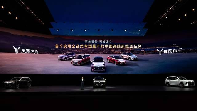 新能源豪华SUV终局到来？岚图泰山3799万起震撼上市丨SDTV(图4)
